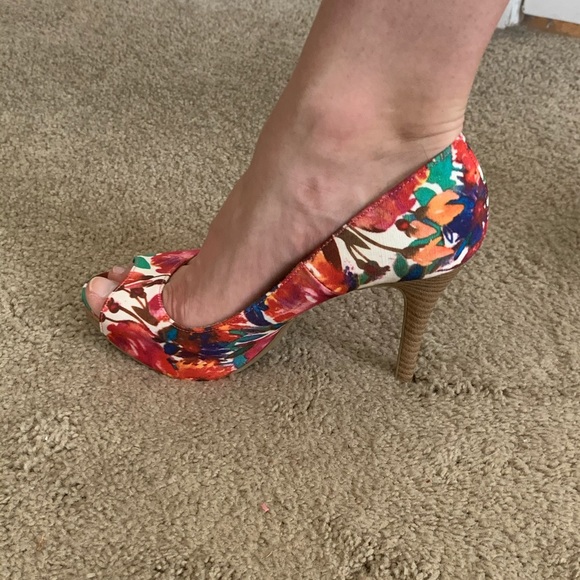 Festive and fun peep toe Sz 6W. Christian Siriano - Picture 2 of 13